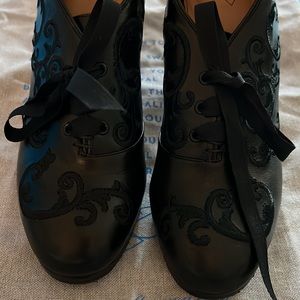 John Fluevog 8.5 black embroidered heel dress shoes.